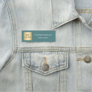 Grüner Mitarbeiter des Cyan-Firmenlogos Namensschild