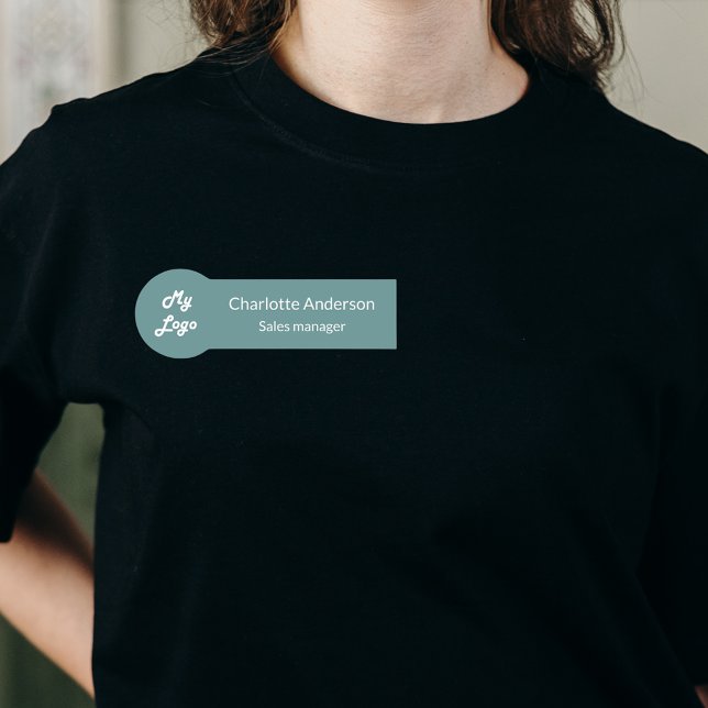 Grüner Mitarbeiter des Cyan-Firmenlogos Namensschild (Von Creator hochgeladen)