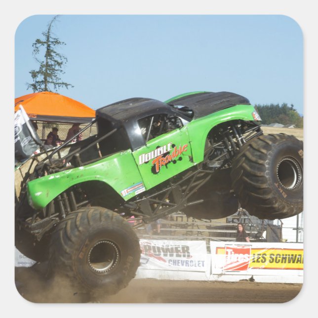 Grüner Monster-Truck in Aktion Quadratischer Aufkleber (Vorderseite)