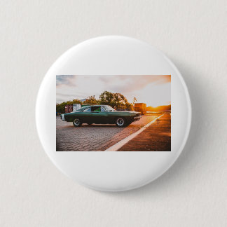 Grüner Muskelwagen bei Sonnenuntergang Button