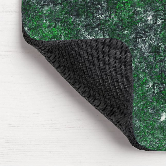 Grüner Pilz auf weißem grauem Fels oder Baumstamm Mousepad (Ecke)