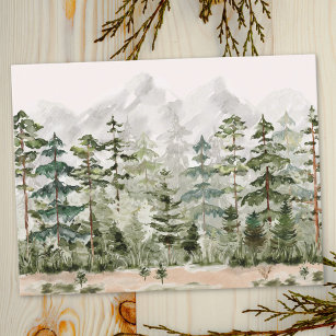 Grüner Pinienwald im Gebirge Postkarte