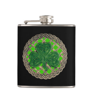 Grüner Shamrock auf Celtic Knots-Flasche Flachmann
