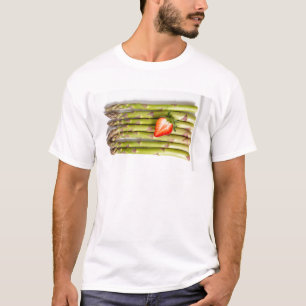 Grüner Spargel mit Erdbeerbeerübersicht T-Shirt