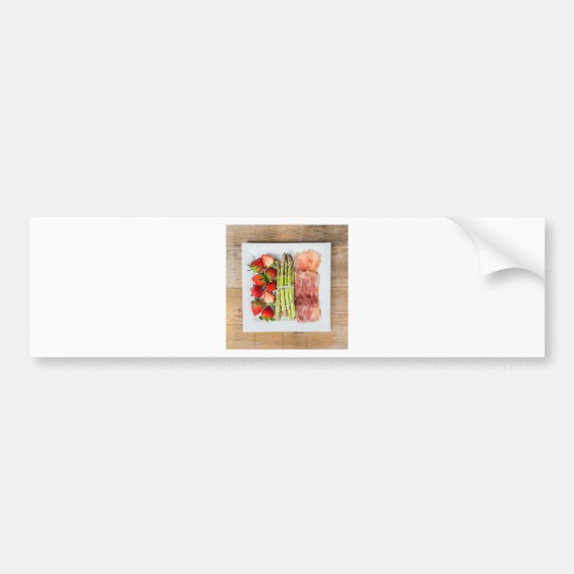 Grüner Spargel mit Schinken und Erdbeeren Autoaufkleber (Vorne)