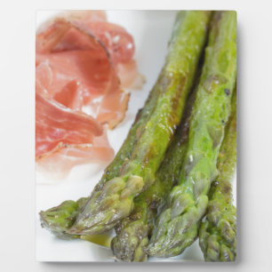 Grüner Spargel mit Schinken und Sauce Fotoplatte