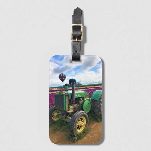 Grüner Traktor in Tulip Field, Oregon Gepäckanhänger (Vorderseite Vertikal)