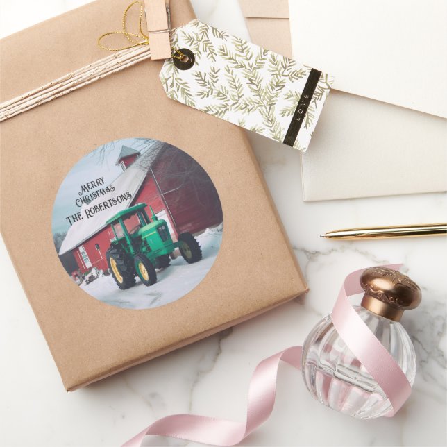 Grüner Traktor und Roter Stall Runder Aufkleber (Schenken)