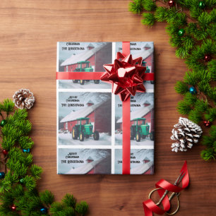 Grüner Traktor und rotes Stallgebäude Geschenkpapier