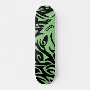 Grüner und schwarzer Abstrakter StammWolf mit Name Skateboard