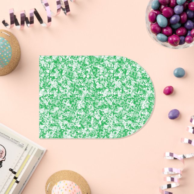 grüner und weißer Hintergrund mit kleinen weißen P Acryleinladungen (Insitu (Feier))