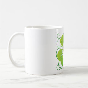 Grüner vierblättriger Kleeblatt mit weißer Blütenb Kaffeetasse