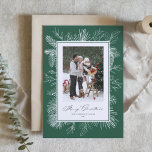 Grüner Vintager botanischer Rahmen Frohe Weihnacht Feiertagskarte<br><div class="desc">Frohe Weihnachten! Senden Sie Weihnachten Grüße mit diesem Vintagen Thema Weihnachts-Flachkarte. Vintage Linienkunst von Pinecones,  Kiefernnadeln und Hollen mit grünem Hintergrund. Personalisieren Sie Ihre Daten,  indem Sie Foto,  Namen,  Jahr und Nachricht hinzufügen. Diese weihnachtliche Weihnachtskarte ist in anderen Fotos erhältlich. Matching-Elemente sind verfügbar.</div>