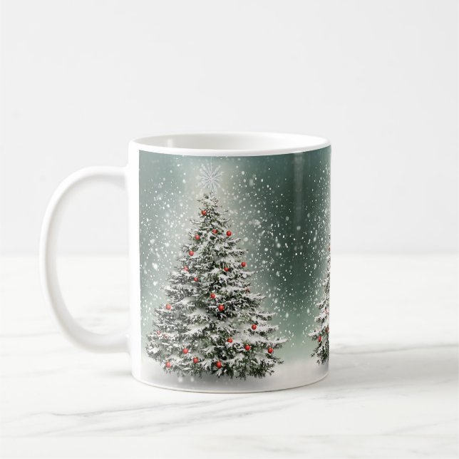 Grüner Weihnachtsbaum Bunte Ornamente Weißer Schne Kaffeetasse (Links)
