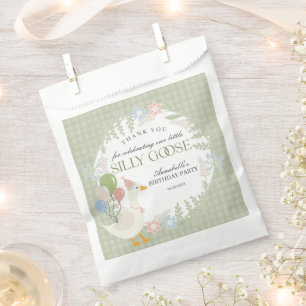 Grünes Albernes Gänse Floral Gingham Birthday Dess Geschenktütchen