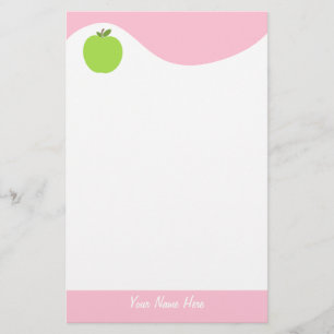 Grünes Apfelgeschirr mit rosa Briefpapier