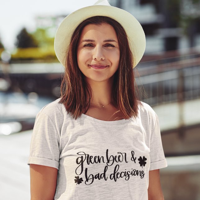 Grünes Bier & schlechte Entscheidungen St Patrick' T-Shirt (Von Creator hochgeladen)