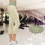 Grünes Blattmuster auf pastellgelbem Hintergrund Capri Leggings<br><div class="desc">Dieses Design im Naturstil zeichnet sich durch einen grünen und beigen Zweig- und Blattmuster auf pastellgelbem Hintergrund mit komplementärem Taillenband aus. Fügen Sie dieses Kleidungsstück Ihrem Wellness-Programm hinzu oder machen Sie es zu einem Geschenk für jemanden ganz Besonderes.</div>