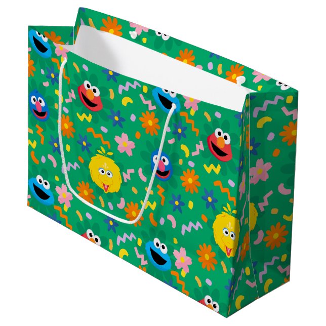 Grünes Blumenmuster in der Sesamstraße Große Geschenktüte (Vorderseite Schrägansicht)