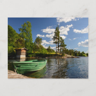 Grünes Boot in einem Fjord in Norwegen Postkarte