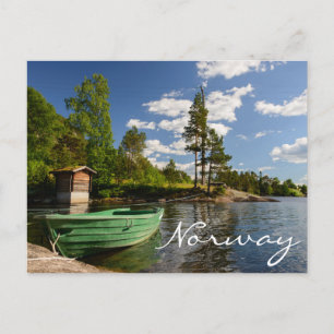 Grünes Boot in einem Fjord in Norwegen Text Postka Postkarte