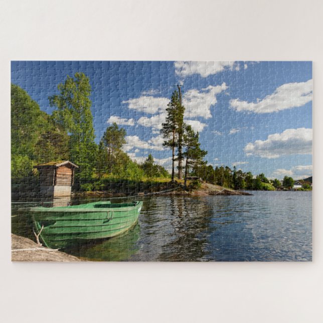Grünes Boot in einer Fjordlandschaft in Norwegen Puzzle (Horizontal)