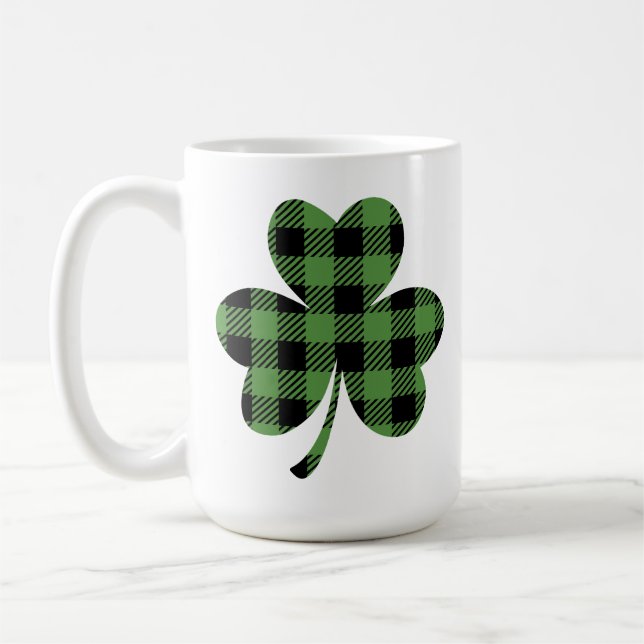 Grünes Büffel-Karomuster Shamrock Kleeblatt Design Kaffeetasse (Links)