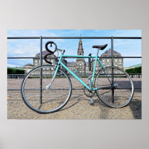 Grünes Fahrrad am Christiansborg-Palast, Kopenhage Poster