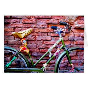 Grünes Fahrrad gegen eine Ziegelmauer