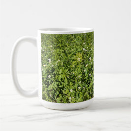 Grünes Feld der Blume Kaffeetasse