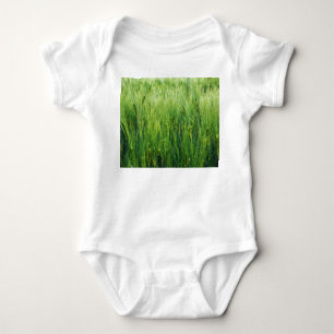 Grünes Gerstenfeld, Frühjahrsnähe. Baby Strampler