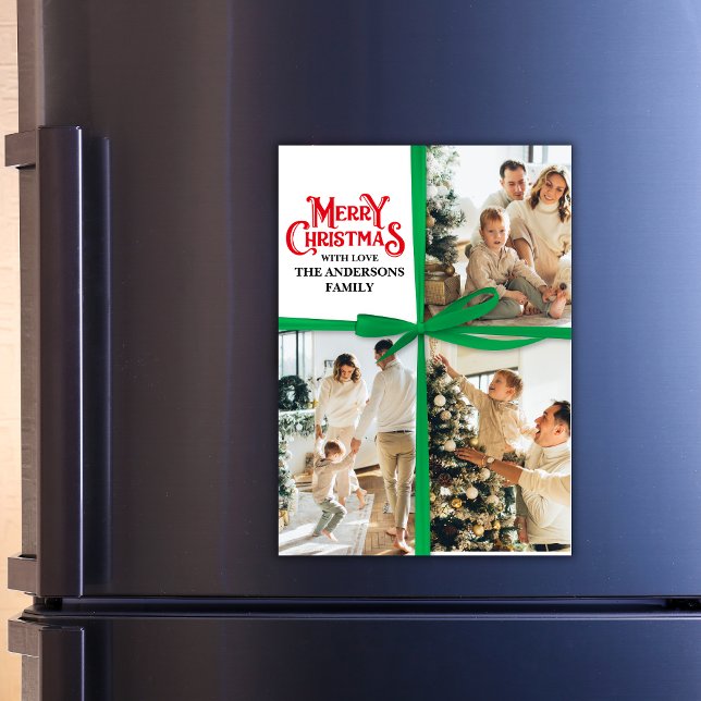 Grünes Geschenk Wrapped Family Foto Collage Weihna Magnetkarte (Von Creator hochgeladen)