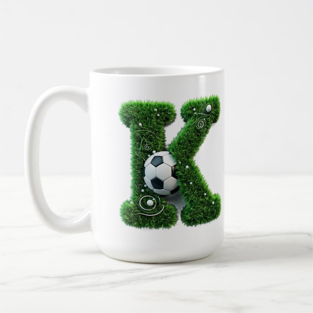 Grünes Gras Buchstabe K Mit Fußball Kaffeetasse (Links)