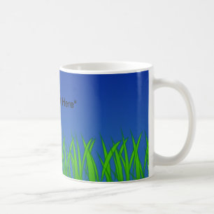 Grünes Gras gegen klaren blauen Himmel Kaffeetasse