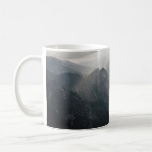 GRÜNES GRASFELD UND BERGE BEI TAGESLICHT KAFFEETASSE