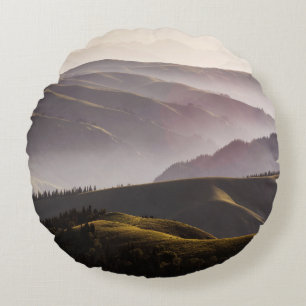 GRÜNES GRASFELD UND BERGE BEI TAGESLICHT RUNDES KISSEN