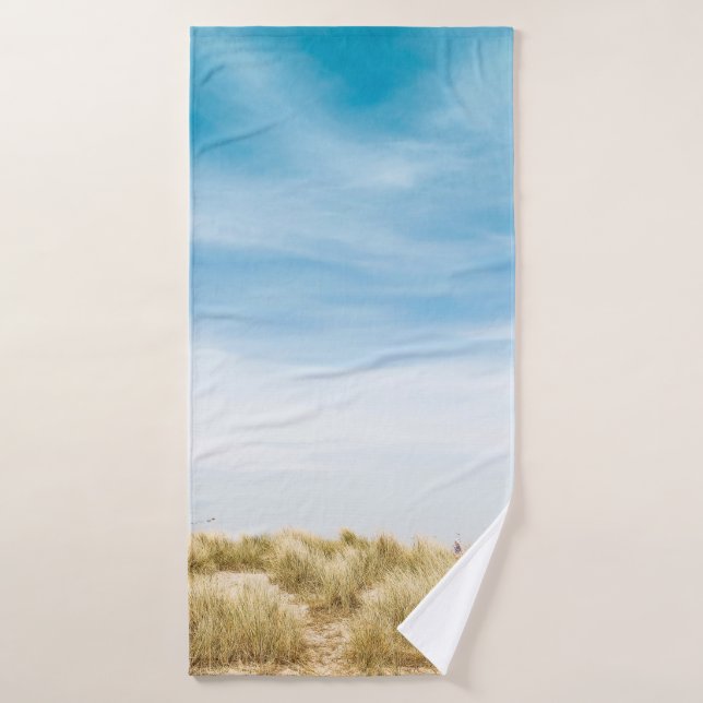 Grünes Grasfeld unter blauem Himmel Badehandtuch (Badehandtuch)