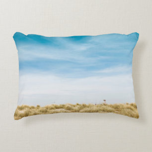 Grünes Grasfeld unter blauem Himmel Dekokissen