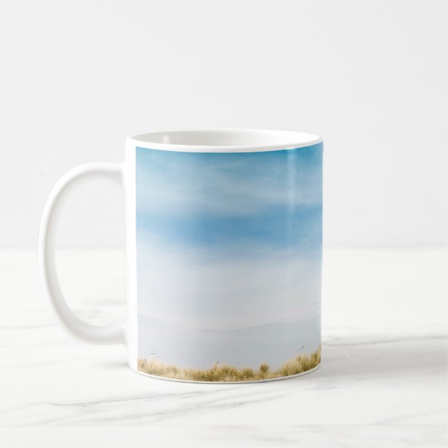 Grünes Grasfeld unter blauem Himmel Kaffeetasse (Links)