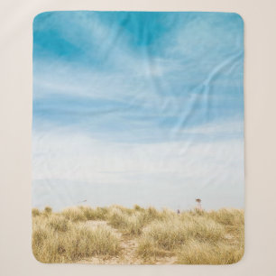Grünes Grasfeld unter blauem Himmel Sherpadecke