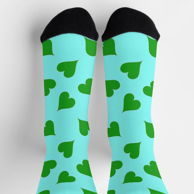 Grünes Herzmuster auf blauen Socken (Oben)