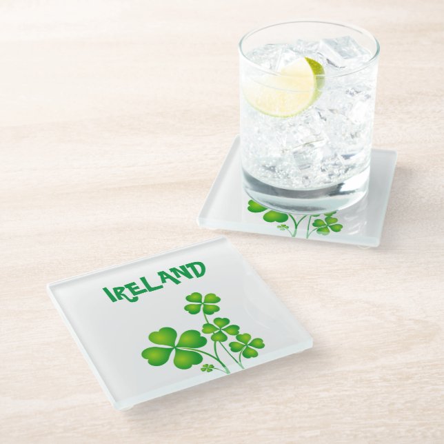 Grünes Kleeblatt Glasuntersetzer (Schrägansicht)