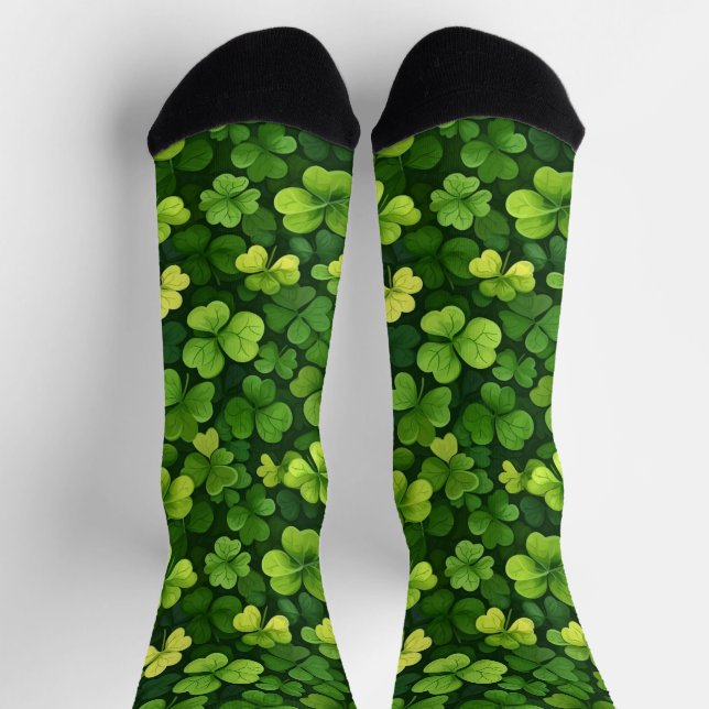 Grünes Kleeblattmuster auf schwarzen Socken (Oben)