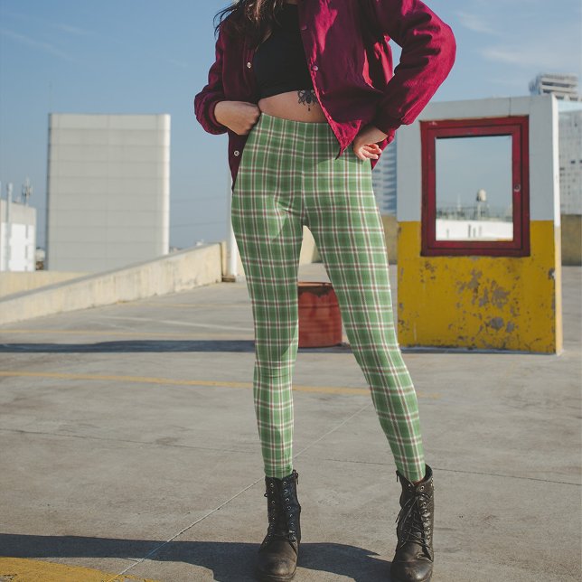 Grünes Niedliches Bauernhaus Rustikaler Urlaub Kar Leggings (Green and red plaid pattern leggings. )
