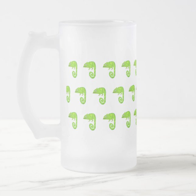 Grünes niedliches Chamäleon Mattglas Bierglas (Links)