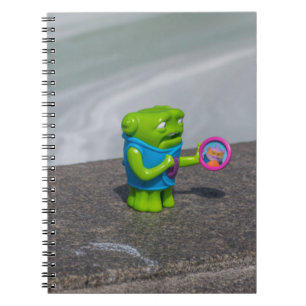 Grünes Plastikspielzeugnotizbuch Notizblock