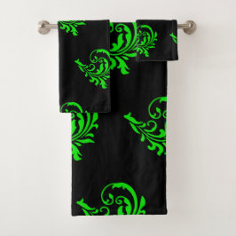 Grünes Set mit Wirbelsäule und schwarzem Badetuch