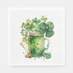 Grünes St. Patrick's Day-Bier in Serviette