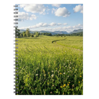 Grünes Tal und Berge Naturtagebuch Notizblock