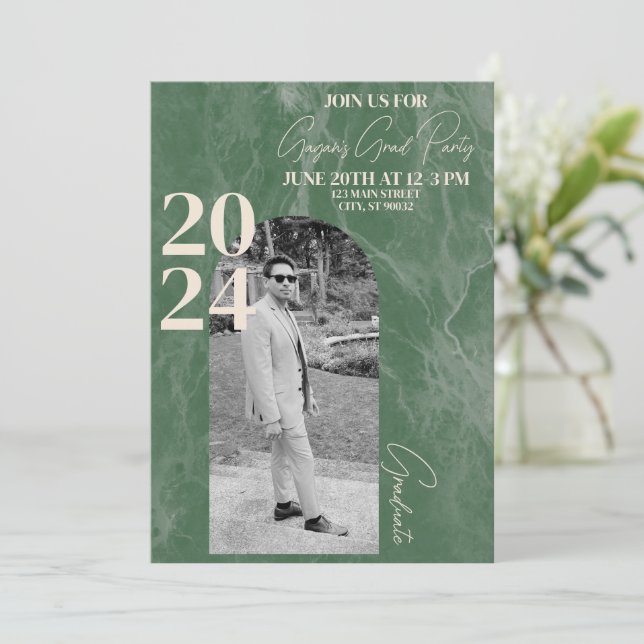 Grünes und modernes GraduiertenParty Einladung (Stehend Vorderseite)